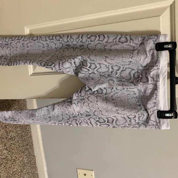 Lorna Jane size Small Snakeskin leggings - Picture 5 of 6